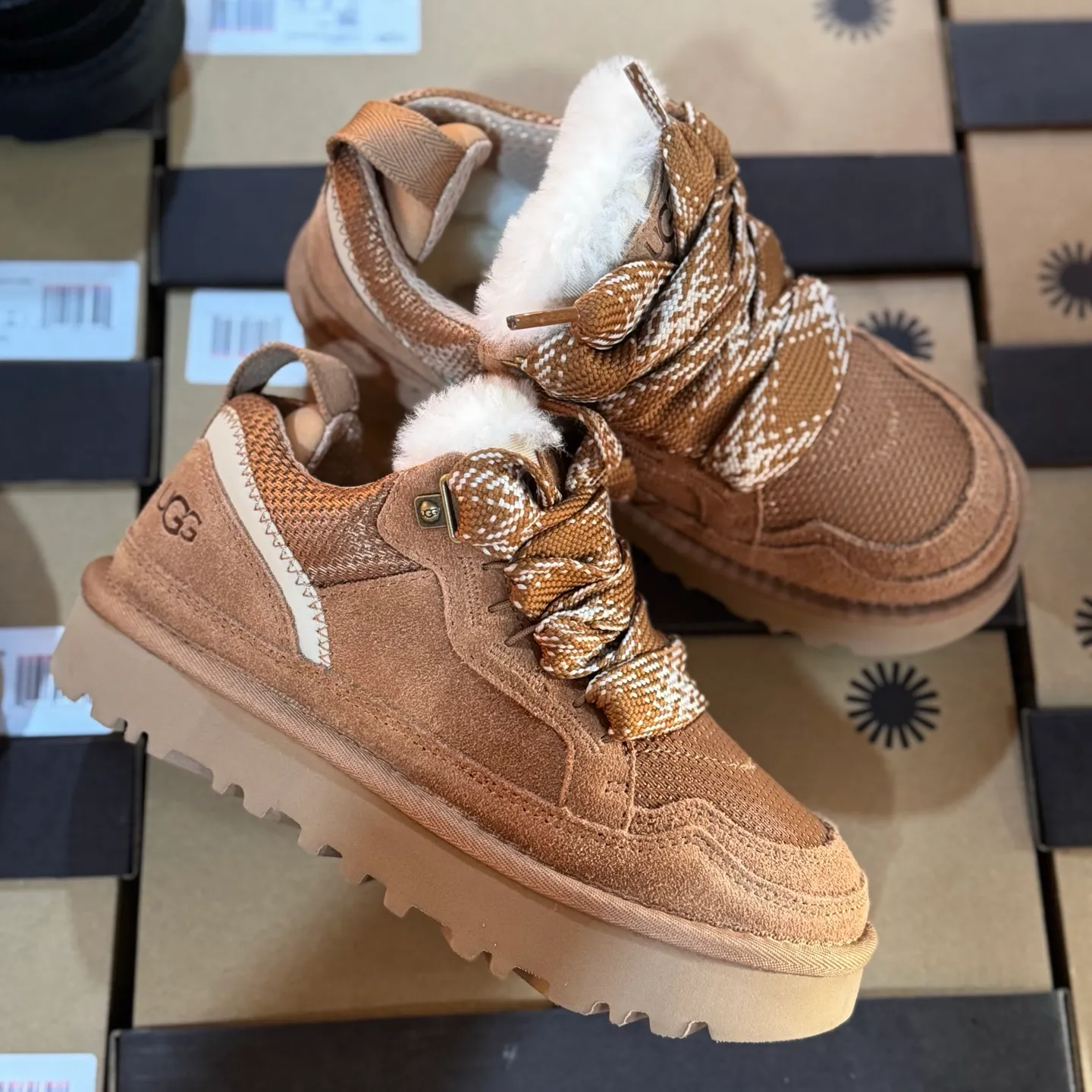 Local 💰600 Settlement in store 250 OEM grade 4032 Mel series Top workmanship level Super stable version ✔️ Good looks and texture online Suede leather + low-key logo look retro Classic two-color shoelaces can be worn as one shoe or two ✔️ So comfortable that you want to weld your feet on it Super light material + 5cm thick sole No tired feet after heightening Wool insoles are warm and breathable No stress on commuting and shopping all day long ✔️ I love the details: wide shoelaces for photos, sizes 34-40 are suitable for various foot types, slight stains can be wiped clean with a damp cloth, and the loose feeling in early autumn depends entirely on it. You can close your eyes and avoid stepping on thunder! 👟
